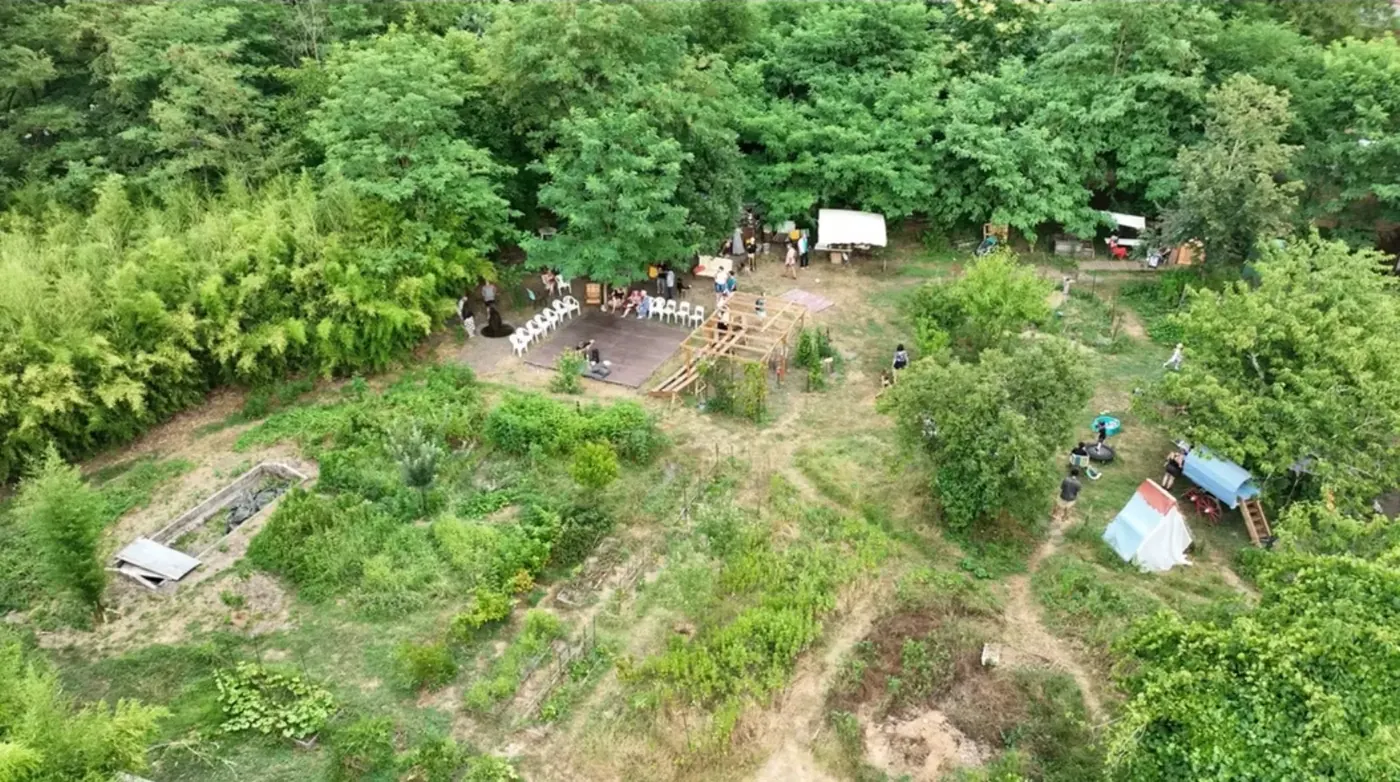 Vue aérienne du jardin de la Maison Perséphone, avec la scène de plein air et les cultures