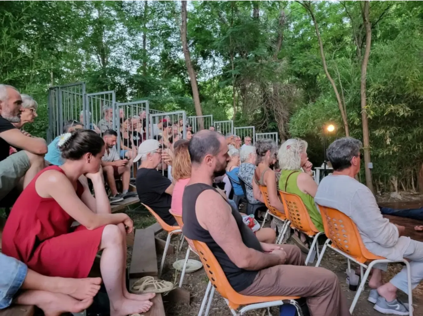 Le public installé sur des chaises devant la scène de plein air